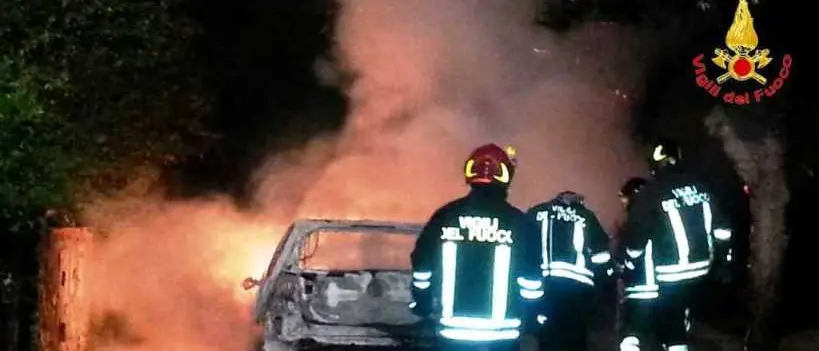 Auto in fiamme nella notte a Pizzo