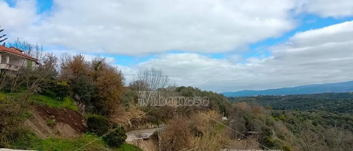 Frana a San Calogero, sopralluogo del prefetto Lulli. Il sindaco: «Sito monitorato h24»