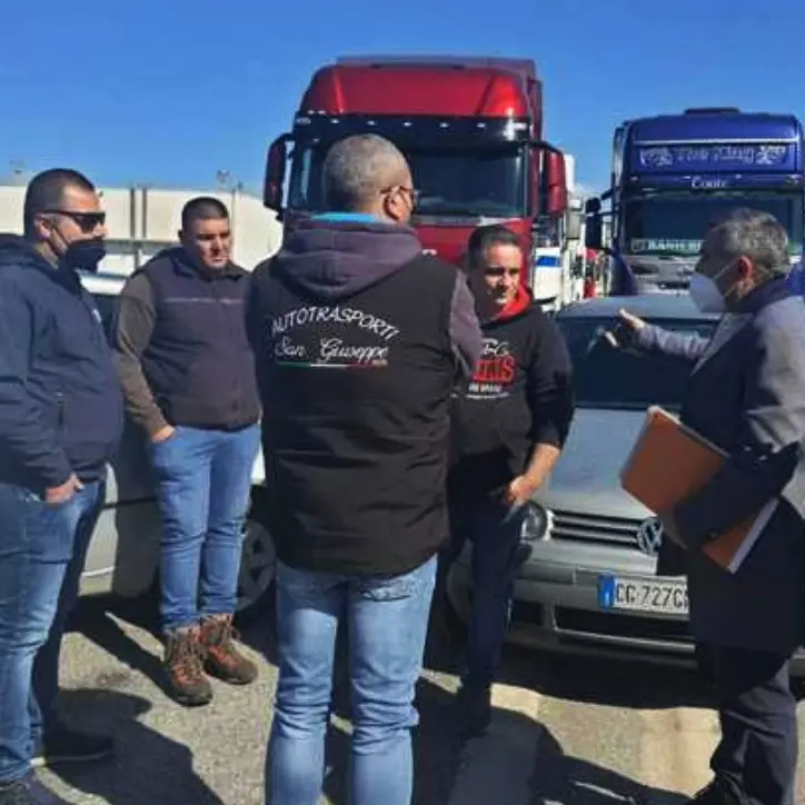 Caro carburanti, autotrasportatori calabresi in protesta lungo l’A2