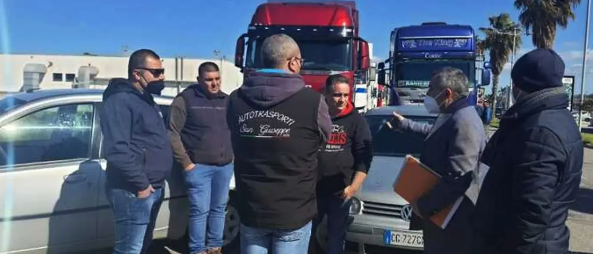 Caro carburanti, autotrasportatori calabresi in protesta lungo l’A2