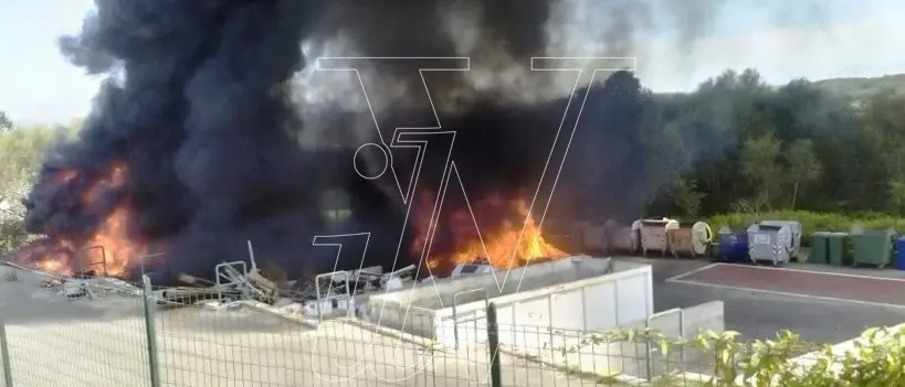 In fiamme l’isola ecologica di Dinami