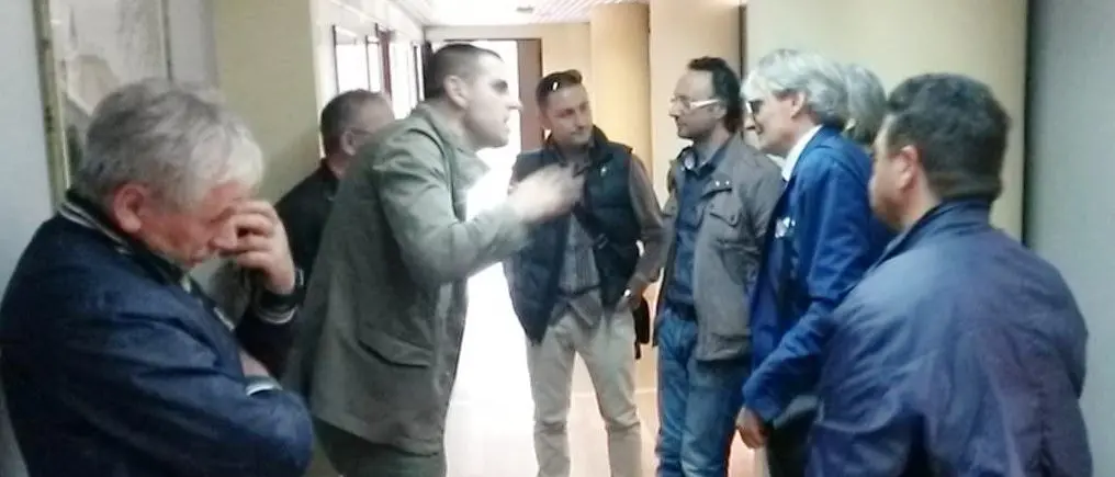 Provincia, sale la tensione. Bancari accolti al grido di “strozzini”