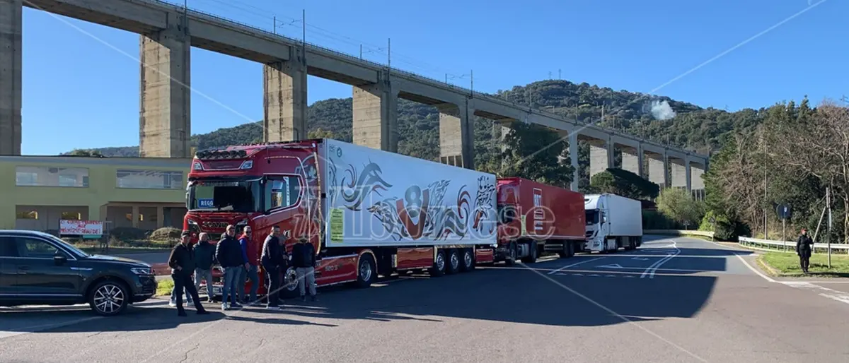 Caro gasolio: gli autotrasportatori vibonesi presidiano lo svincolo di Pizzo, ma nessun blocco
