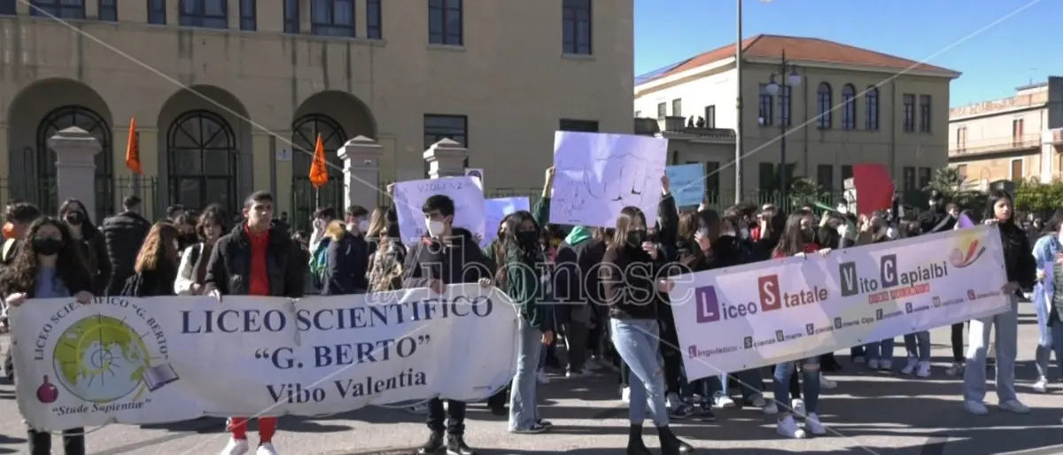 A Vibo Valentia centinaia di studenti in piazza con Libera per dire no alla violenza - Video