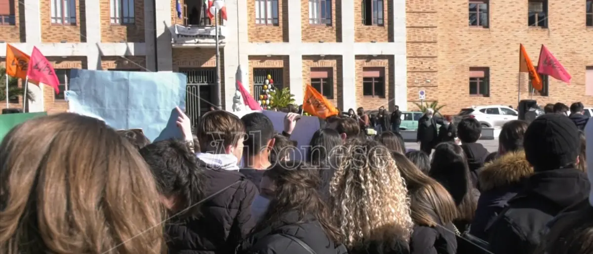 Studenti in piazza a Vibo per dire no alla violenza: delegazione dal prefetto