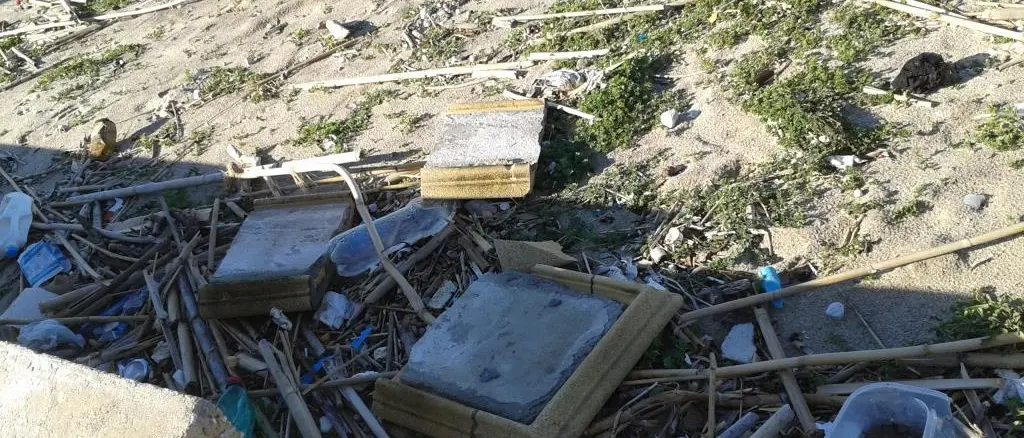 VIDEO | Degrado a Vibo Marina: rifiuti e incuria imperano sulle spiagge