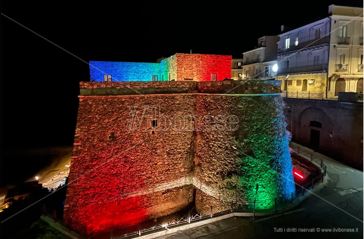 Pizzo, il castello Murat illuminato con i colori dell'arcobaleno per chiedere la pace in Ucraina