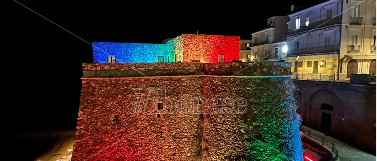 Pizzo, il castello Murat illuminato con i colori dell'arcobaleno per chiedere la pace in Ucraina