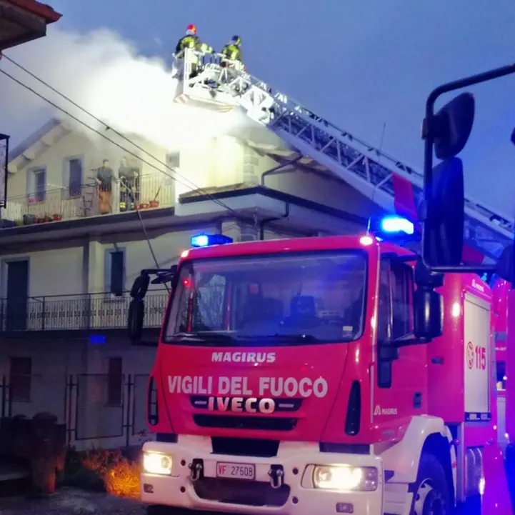 Filadelfia, in fiamme il tetto di un'abitazione: sul posto i vigili del fuoco di Vibo