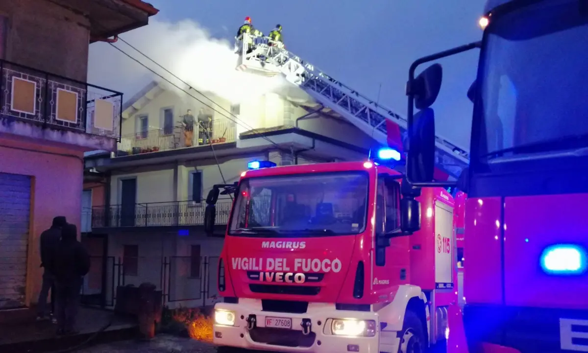 Filadelfia, in fiamme il tetto di un'abitazione: sul posto i vigili del fuoco di Vibo