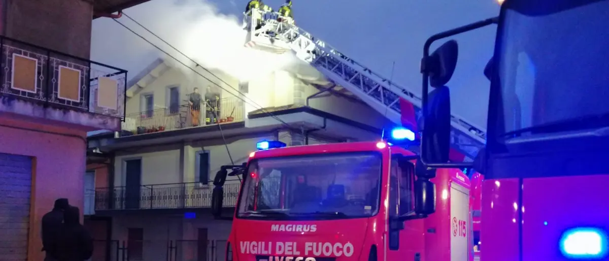 Filadelfia, in fiamme il tetto di un'abitazione: sul posto i vigili del fuoco di Vibo