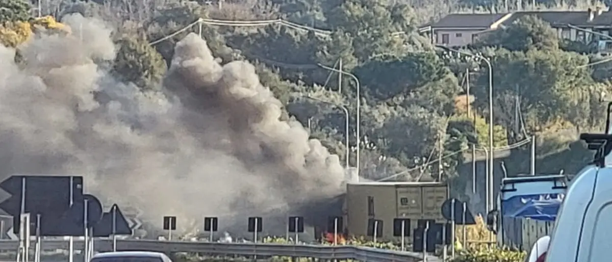 Camion prende fuoco sull’autostrada A/2: sul posto vigili del fuoco e polizia - Video