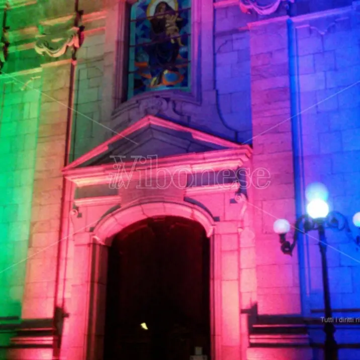 La chiesa di Serra San Bruno si illumina in occasione della Giornata delle malattie rare