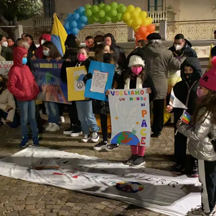 Briatico in piazza per l’Ucraina, il sindaco Vallone: «Pronti ad accogliere profughi»