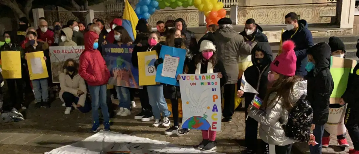 Briatico in piazza per l’Ucraina, il sindaco Vallone: «Pronti ad accogliere profughi»