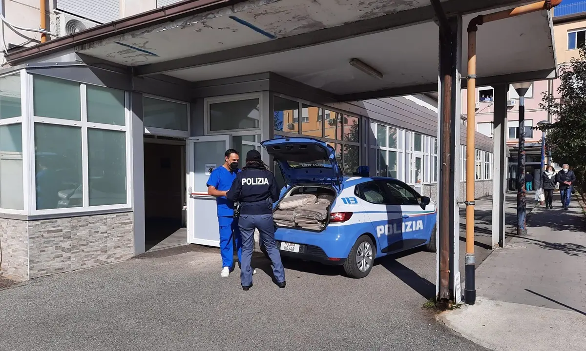 Vibo, la scuola di Polizia dona coperte di lana all'ospedale Jazzolino