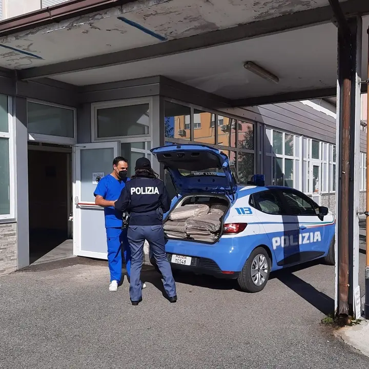 Vibo, la scuola di Polizia dona coperte di lana all'ospedale Jazzolino