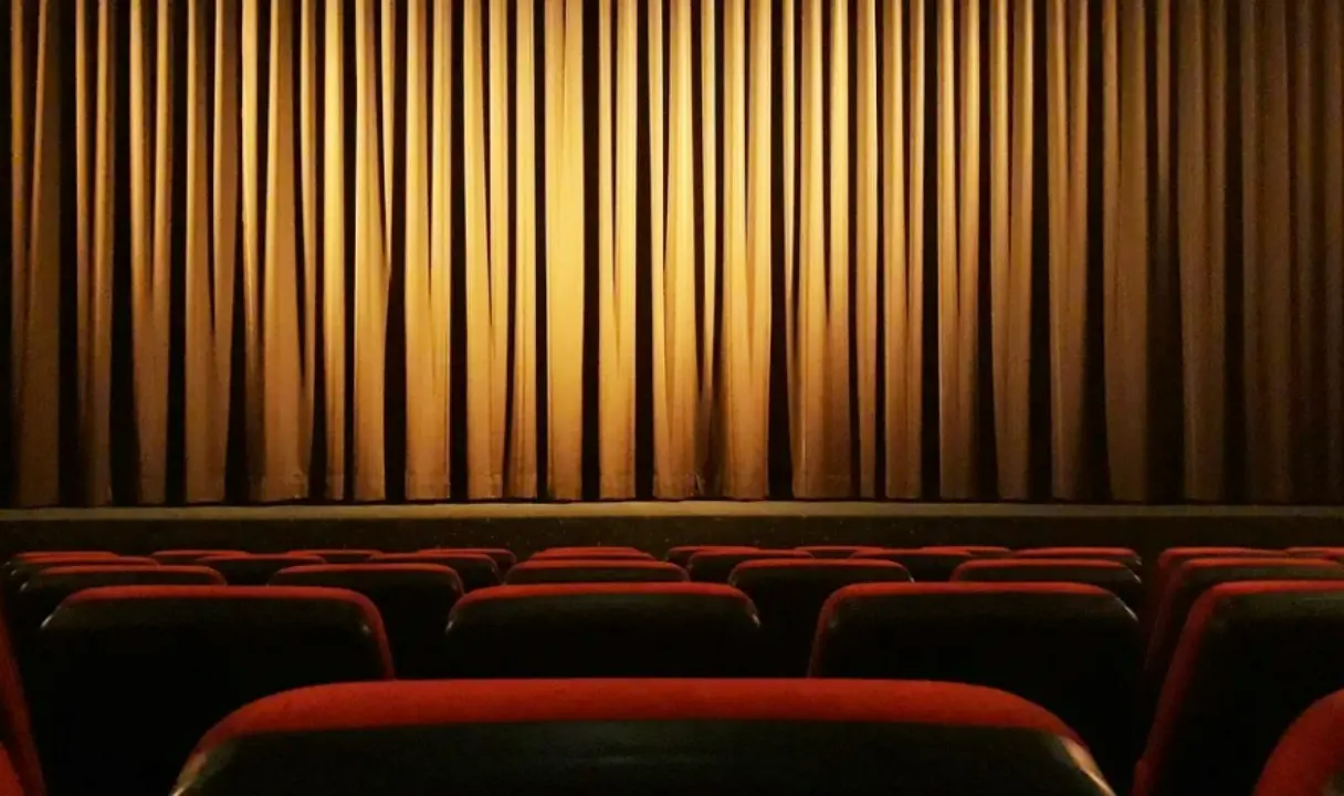 Teatro, al Cinema moderno di Vibo va in scena “Effetto Seneca”