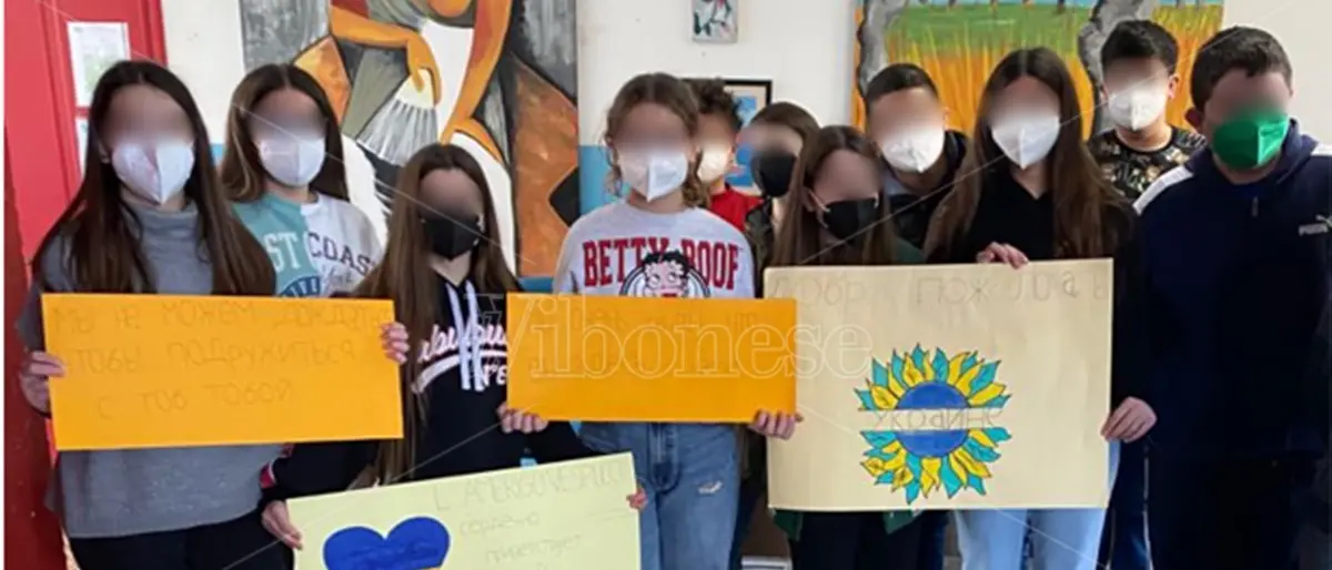 Dall’Ucraina a Vibo Marina, due sorelline accolte con affetto dai nuovi compagni di scuola e prof