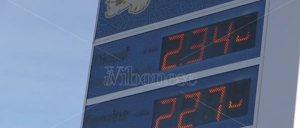 Benzina alle stelle e timori per un possibile blocco degli autotrasportatori -Video