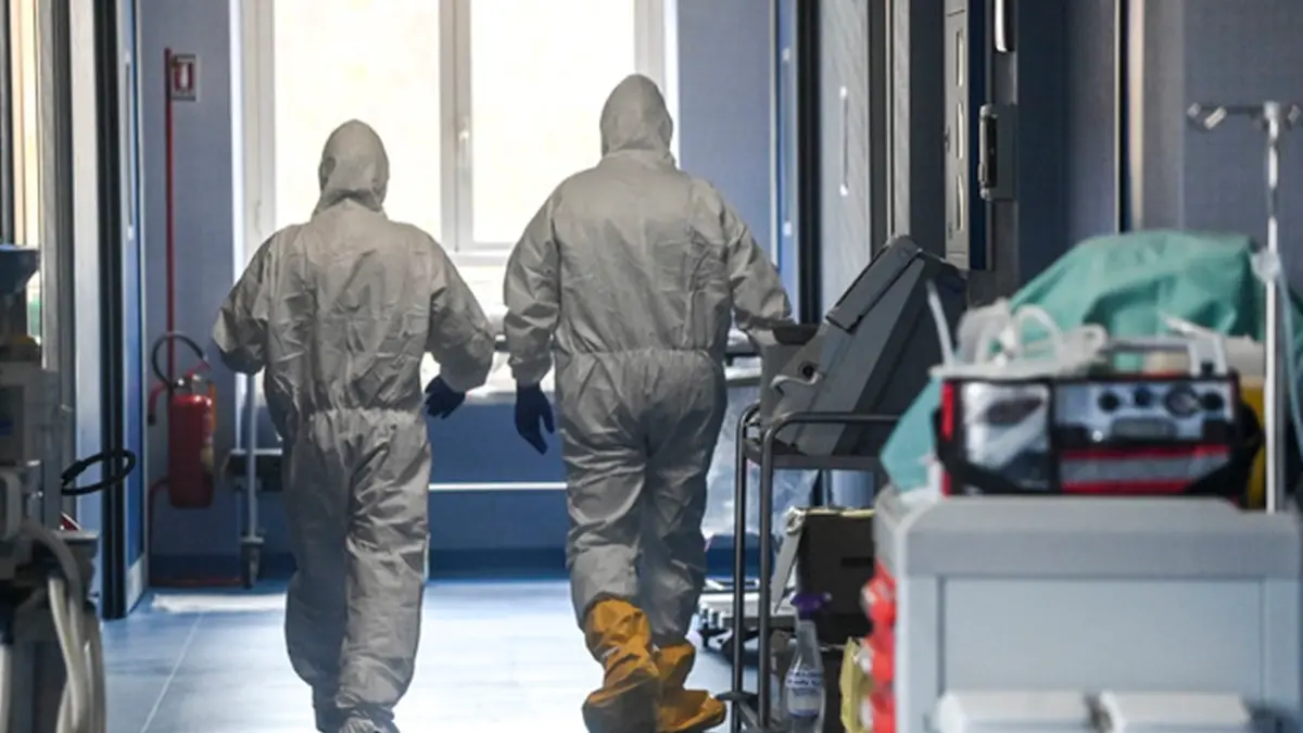 POLICLINICO MILITARE DI ROMA CELIO EMERGENZA CORONAVIRUS CORONA VIRUS COVID19 COVID 19 REPARTO RICONVERTITO COVID 19. TERAPIA INTENSIVA COVID CON 6 POSTI LETTO STRUTTURA SANITARIA OSPEDALIERA PERSONALE SANITARIO IN ABBIGLIAMENTO PROTETTIVO TUTA PROTETTIVA TUTE PROTETTIVE STRUTTURA SANITARIA PERSONALE SANITARIO IN ABBIGLIAMENTO PROTETTIVO TUTA PROTETTIVA TUTE PROTETTIVE POLICLINICO MILITARE DI ROMA CELIO VESTIZIONE E SVESTIZIONE CON MARESCIALLO INFERMIERE GAIA BRUXELLES PROCEDURA PROCEDURE , IMAGOECONOMICA