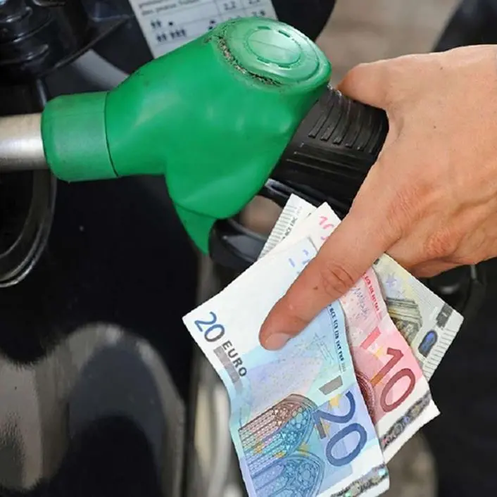 La benzina sfonda quota 2 euro: aumento di sette centesimi in sette giorni