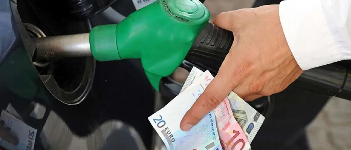 La benzina sfonda quota 2 euro: aumento di sette centesimi in sette giorni