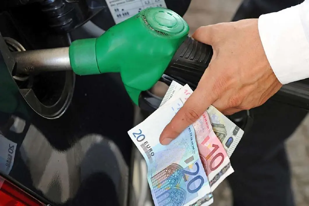 Stangata per chi viaggia verso la Calabria: «Oltre 300 euro di carburante per raggiungere Reggio e Catanzaro»\n