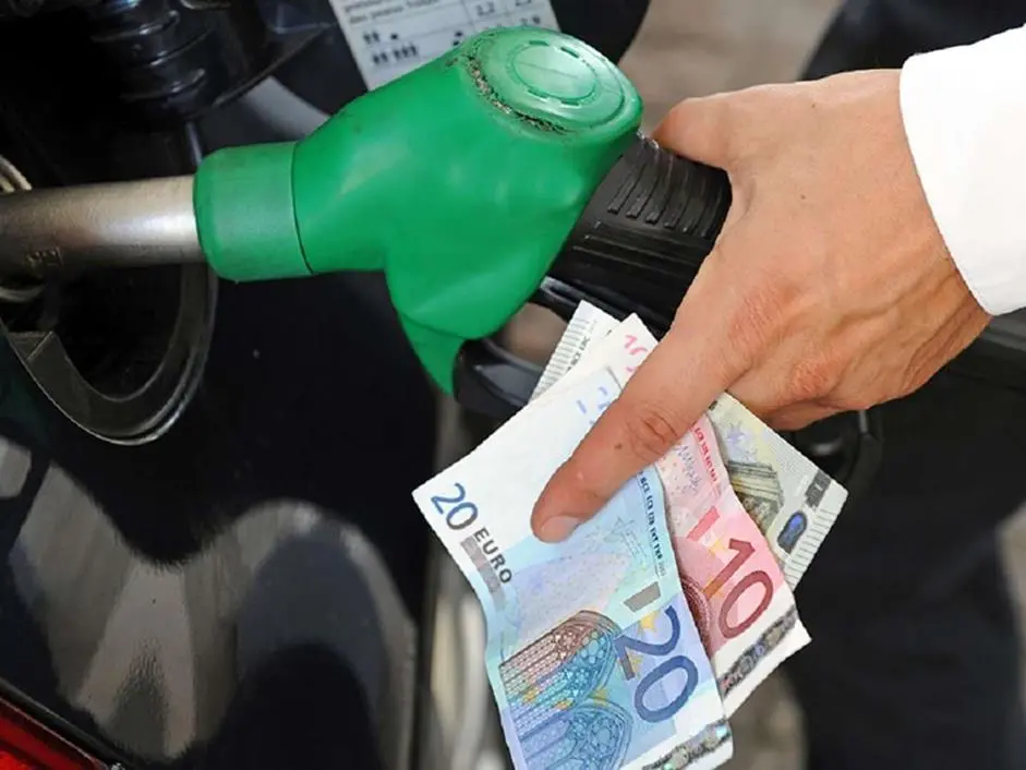 Stangata per chi viaggia verso la Calabria: «Oltre 300 euro di carburante per raggiungere Reggio e Catanzaro»