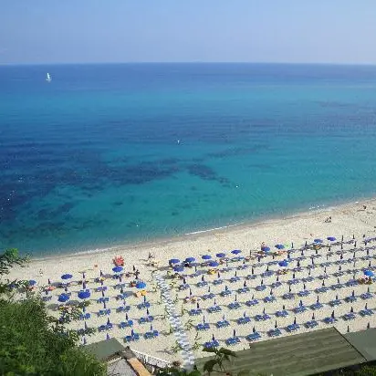 Panico a Tropea: la spiaggia sprofonda