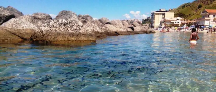 Ci voleva un forestiero per ammettere la verità sul mare di Pizzo?