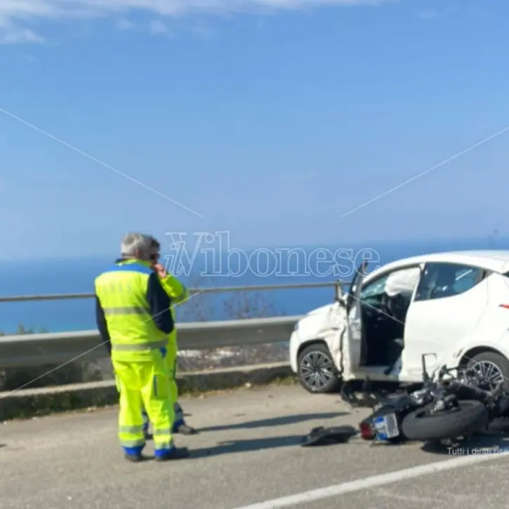 Incidente a Vibo, scontro tra un’auto e una moto in contrada Silica