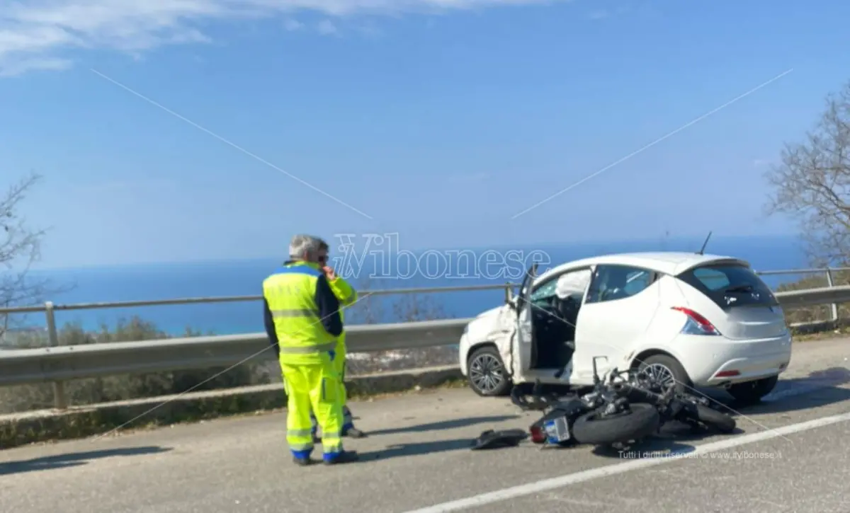 Incidente a Vibo, scontro tra un’auto e una moto in contrada Silica