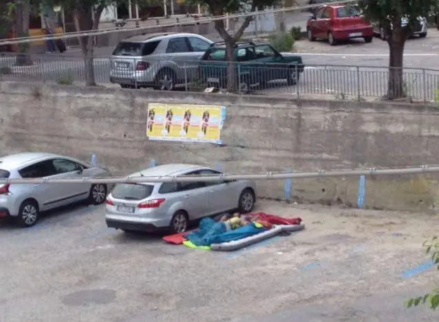 A Tropea non c'è posto, turisti dormono in strada