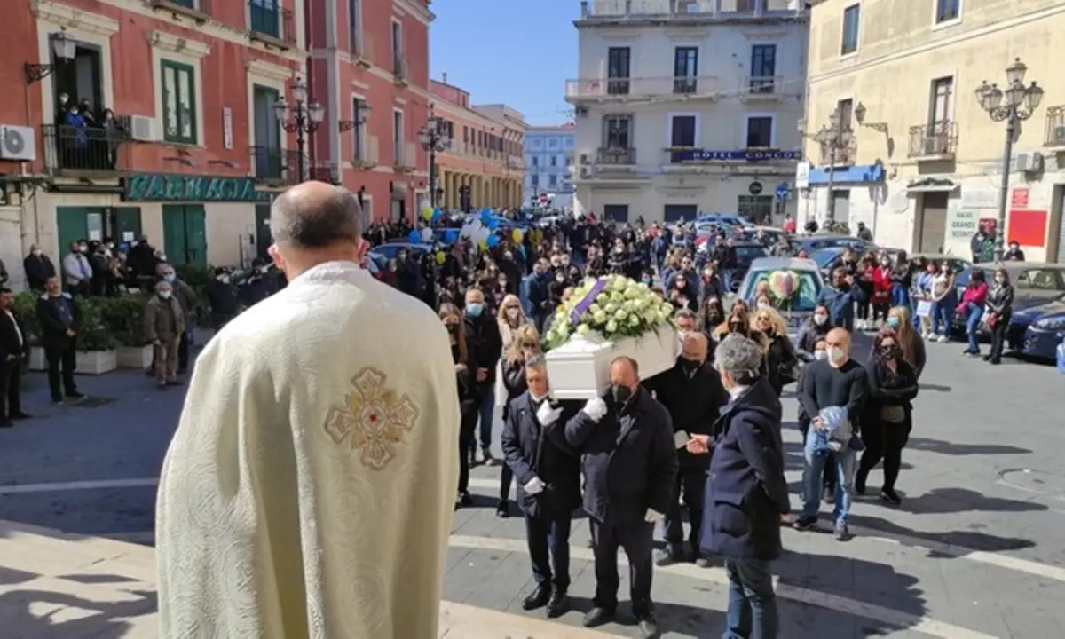 I funerali della bimba ucraina investita e uccisa: «Davanti alla salma chiediamo pace» - Video