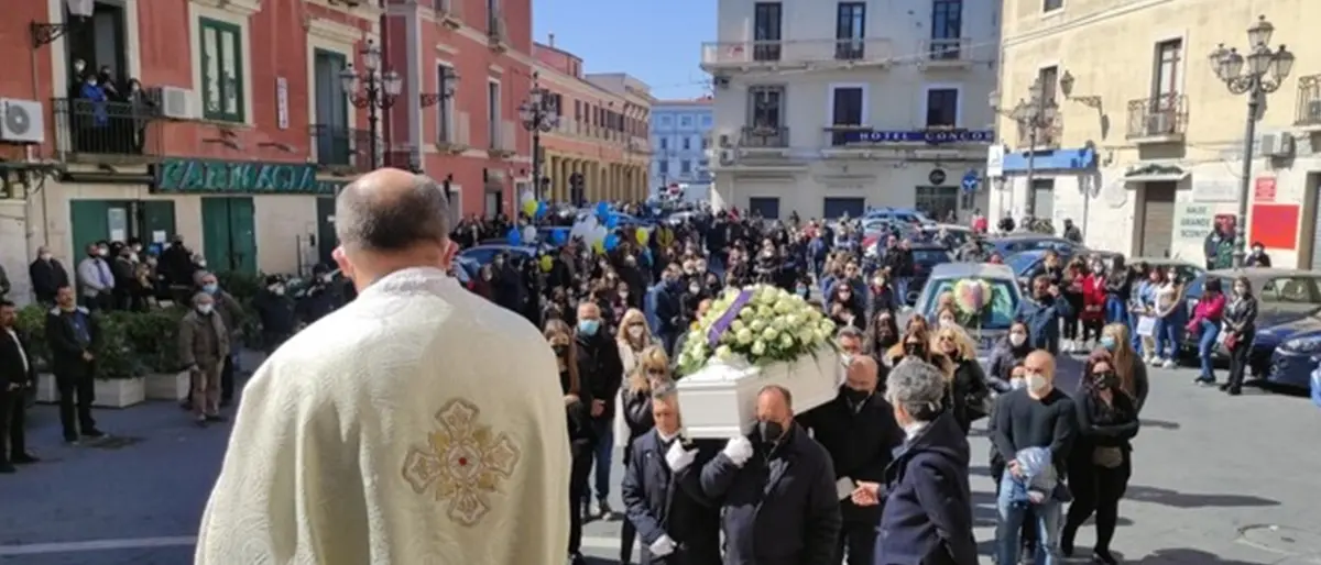 I funerali della bimba ucraina investita e uccisa: «Davanti alla salma chiediamo pace» - Video