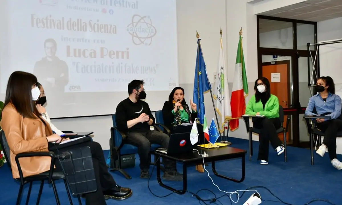 L'astrofisico Luca Perri incontra gli studenti di Vibo per parlare di Fake News