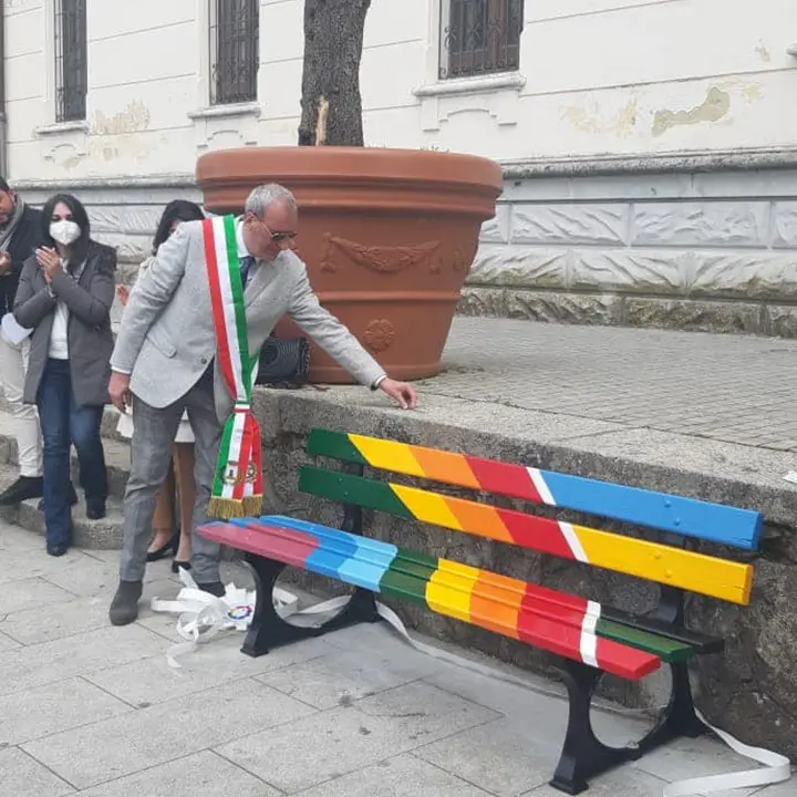 A Soriano una panchina arcobaleno per dire no alle discriminazioni