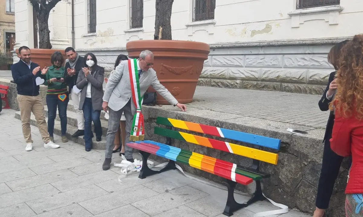 A Soriano una panchina arcobaleno per dire no alle discriminazioni