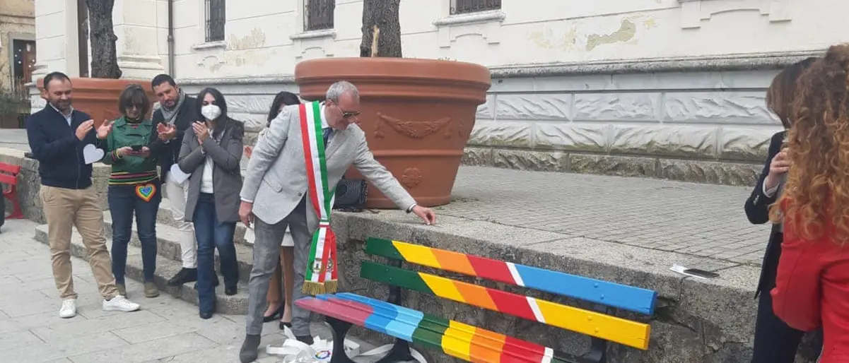 A Soriano una panchina arcobaleno per dire no alle discriminazioni
