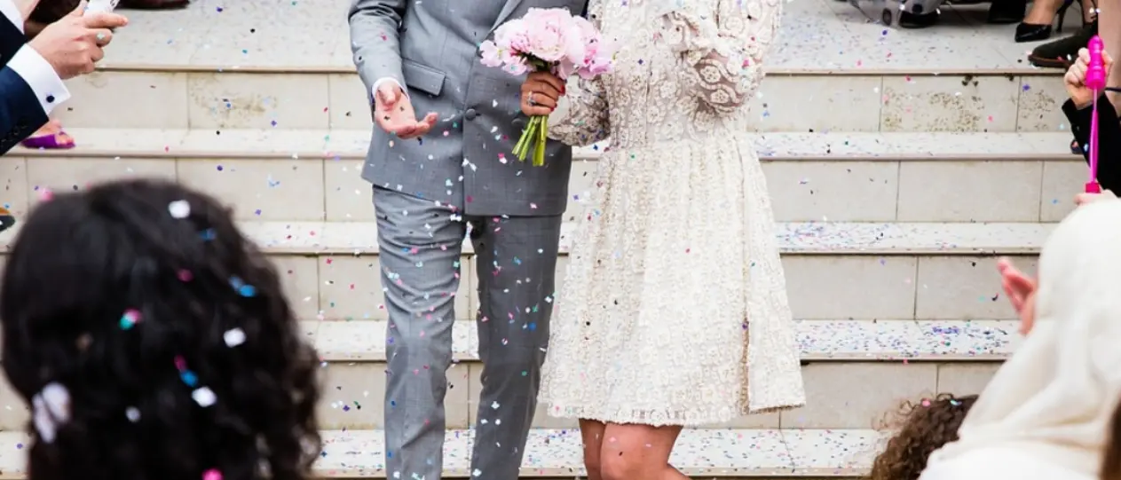 Matrimoni e battesimi a Serra senza lancio di coriandoli e stelle filanti