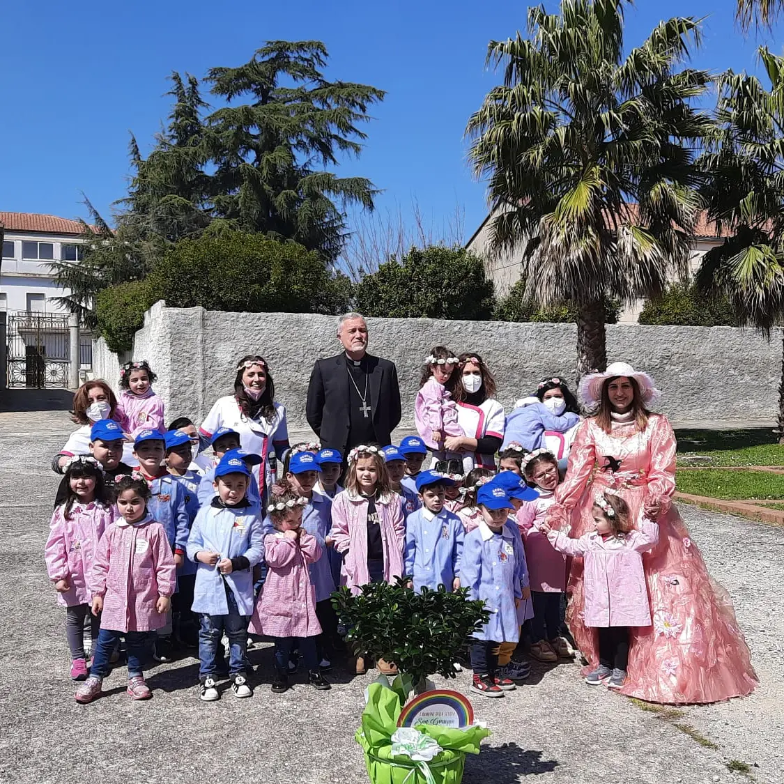 Mileto, il vescovo incontra i bambini del “San Giuseppe” per la Festa di Primavera