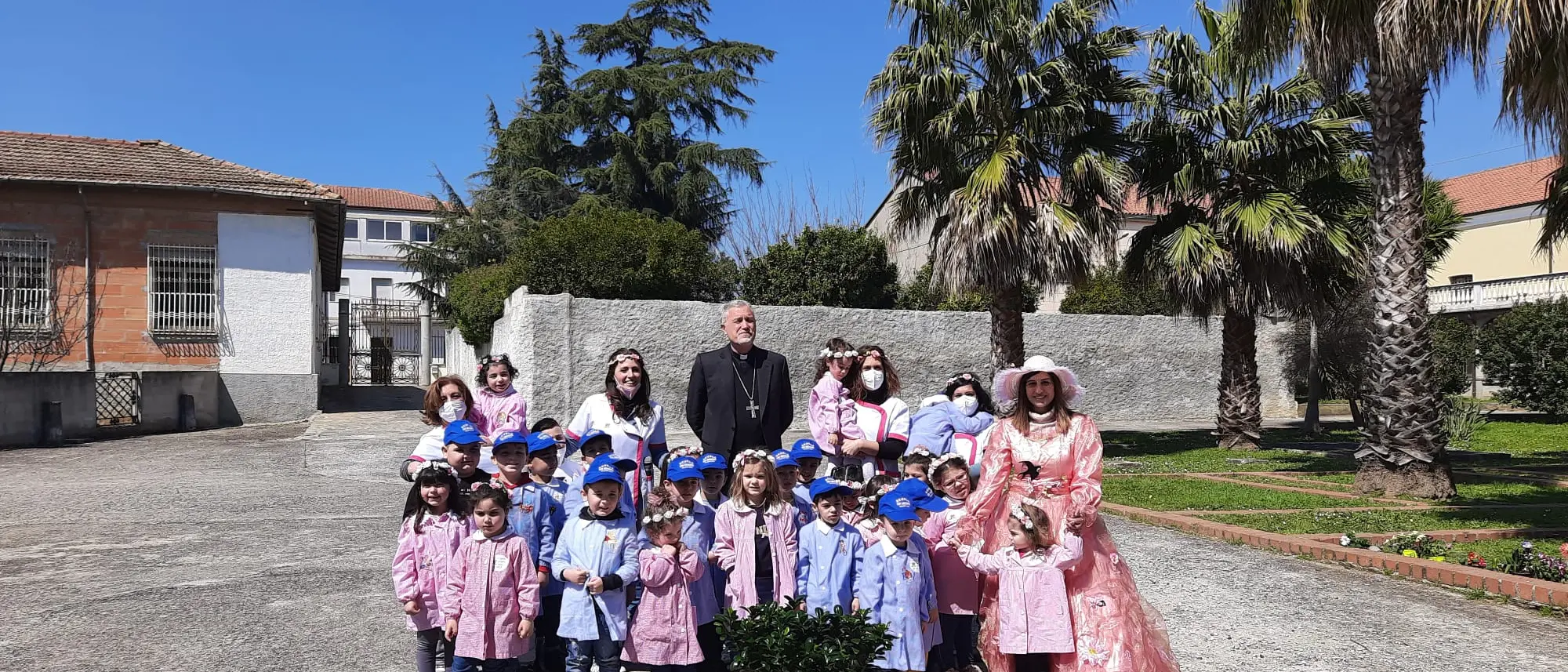 Mileto, il vescovo incontra i bambini del “San Giuseppe” per la Festa di Primavera