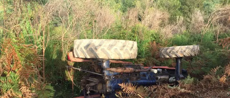 Incidente sul lavoro nel Vibonese, si ribalta con il trattore e muore