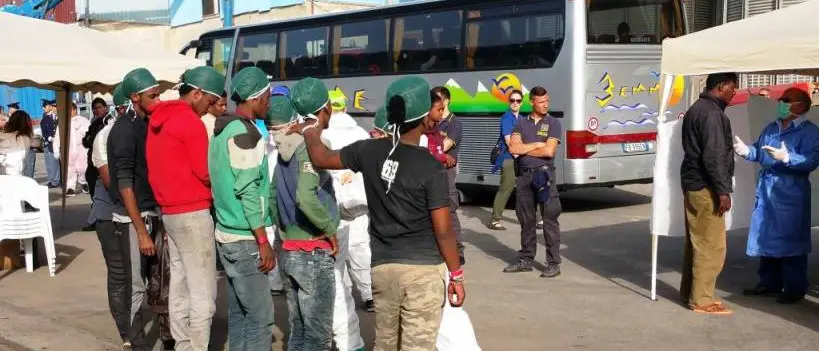 Migranti: in 650 arrivano al porto di Roccella Jonica