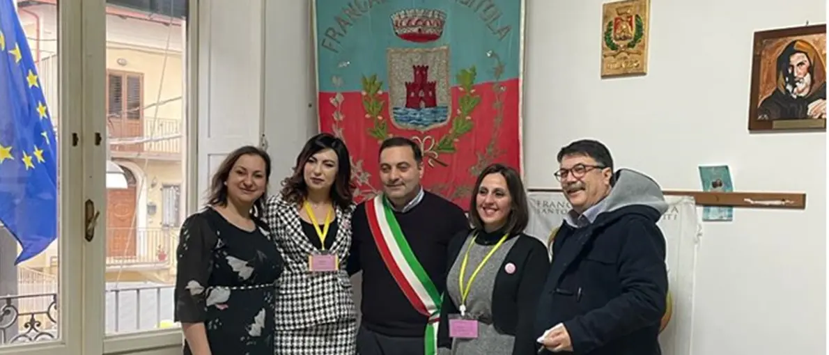 Inaugurata a Francavilla Angitola la panchina gialla per la cura dell'endometriosi