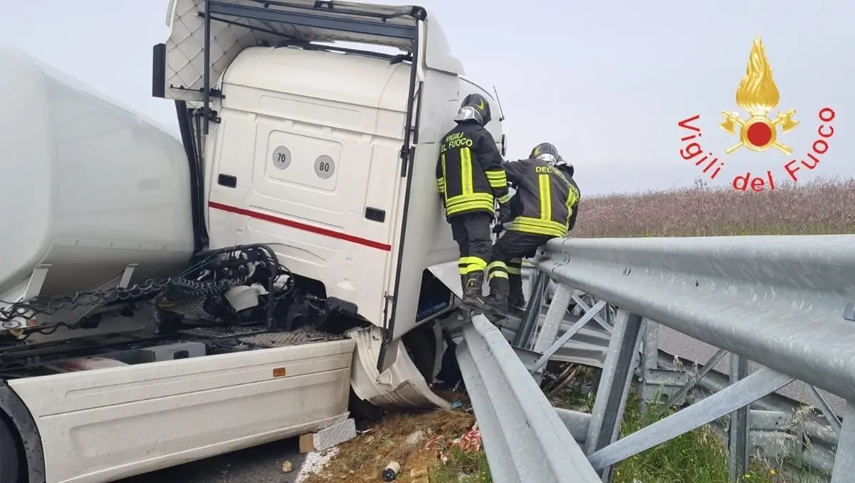 Incidente sull'A2, autocisterna finisce contro il guardrail: ferito il conducente