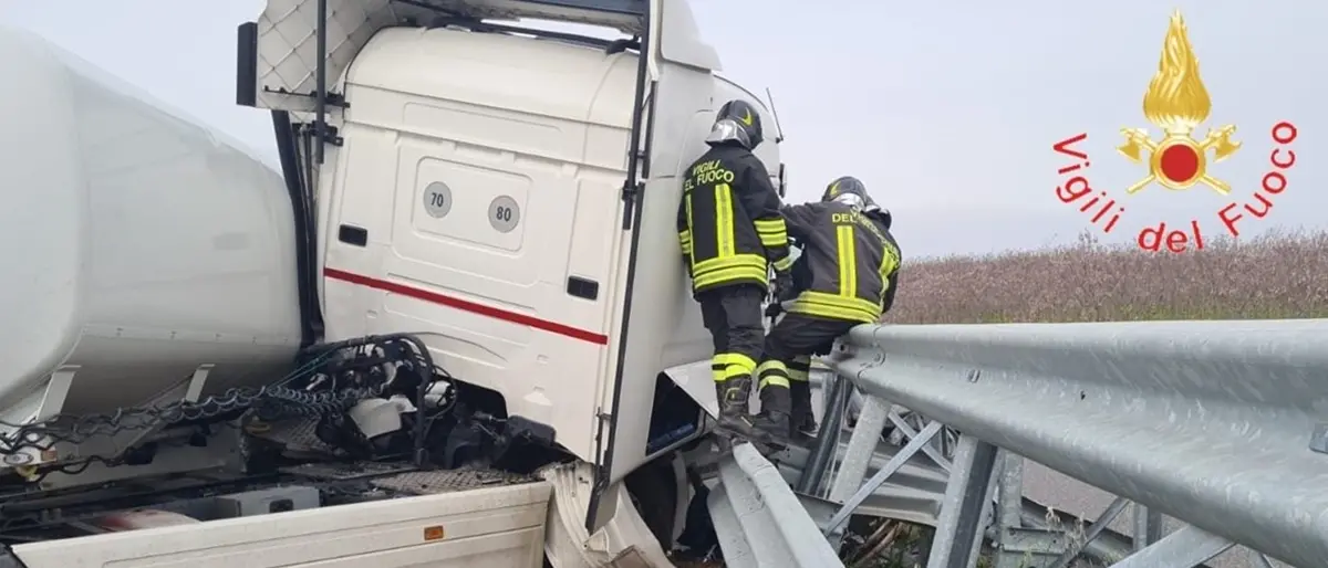 Incidente sull'A2, autocisterna finisce contro il guardrail: ferito il conducente