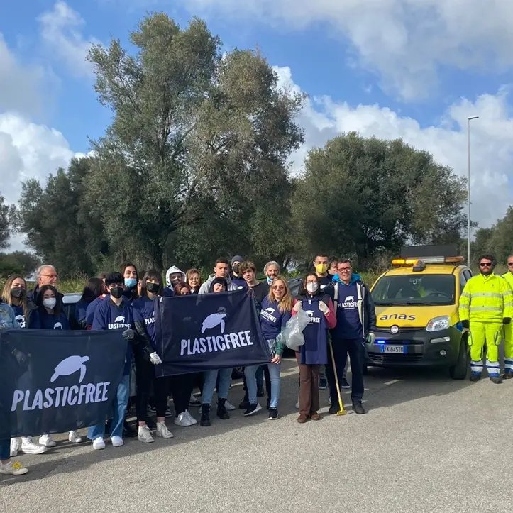 Vibo, Plastic free e studenti ripuliscono un tratto della statale 18