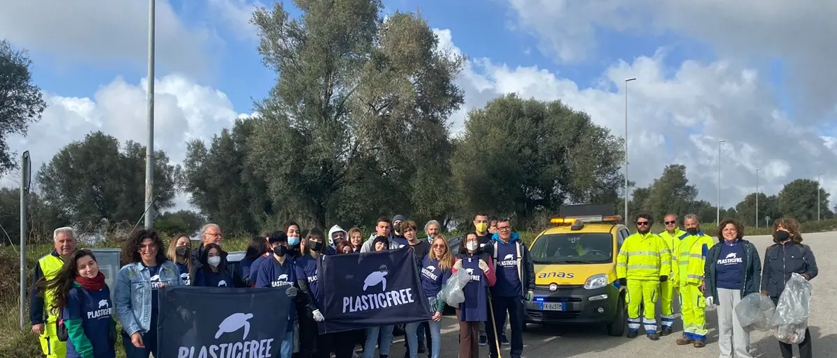 Vibo, Plastic free e studenti ripuliscono un tratto della statale 18
